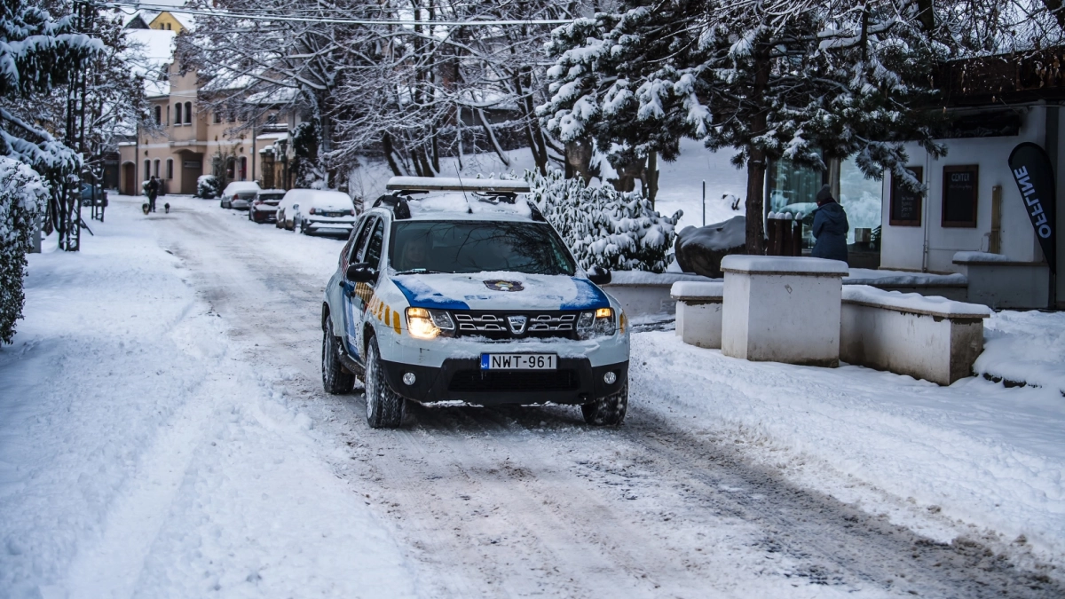 rendeszeti-jaror-auto-tel.jpg