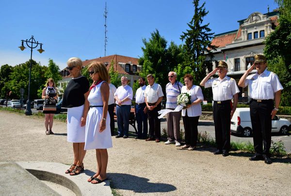 A Fidesz Szentendrei Szervezete nevében Laárné Szaniszló Éva frakcióvezető asszony és Boda Anikó képviselő asszony helyezte el a koszorút.