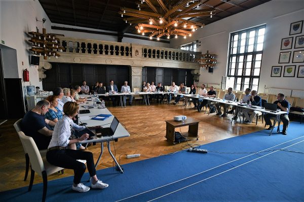 Egyeztetés a 11-es út felújításának előkészületeiről a Szentendrei Városháza Dísztermében, 2022. június 9-én