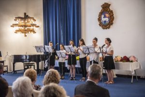 A zenei műsort a Szentendrei Vujicsics Tihamér Alapfokú Művészeti Iskola furulyás növendékei adták