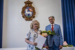 Szakmai munkája elismeréseként, nyugdíjba vonulása alkalmából Fülöp Zsolt polgármester köszöntötte Sciuerefné Dálnoki Gabriellát, a Móricz Zsigmond Gimnázium pedagógusát.