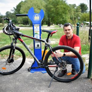 Pilis Dániel alpolgármester az elsők között próbálta ki az új kerékpáros szervizoszlopot
