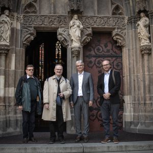 A szentendrei delegáció tagjai a garamszentbenedeki székesegyház kapujában, balról jobbra: Lohner László, Blanckenstein György, Fülöp Zsolt és Marót Balázs
