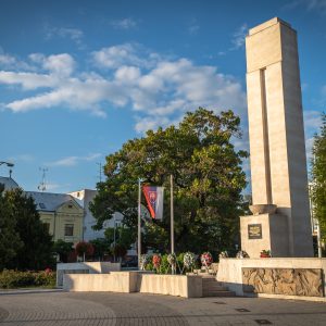 A Léva főterén álló Hősök emlékművét – Taby Ica szobrász, formatervező tervei alapján – a II. világháború hőseinek tiszteletére emelték