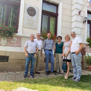 A szentendrei delegáció a könyvtár udvarán, Wesselényi Miklós emléktáblája előtt Máthé Zsolttal, a kézdivásárhelyi önkormányzat könyvvizsgálójával