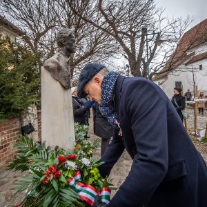 A Társaság az Élhető Szentendréért Egyesület részéről a koszorúzáson megemlékezett Herczeg Gábor elnök.