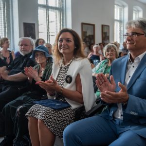 Vitályos Eszter országgyűlési képviselő és Fülöp Zsolt polgármester Pirk Veronikát hallgatva