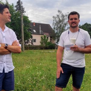 Az óvodát tervező építészek – Ásztai Bálint és Mester István (balról jobbra) – társaságában Őilis Dániel alpolgármester.