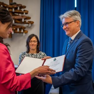 Az első bölcsődei díjazott: Kecskés Alexandra kisgyermeknevelő, Püspökmajor Lakótelepi Bölcsőde.