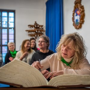 ...és Kőrössy Marianna házigondozó is beírta nevét a városkönyvbe.