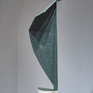 Kalmár János: Metaxu VIII., 2022 bronz, mészkő, 197×43×29 cm Fotó: Kalmár János