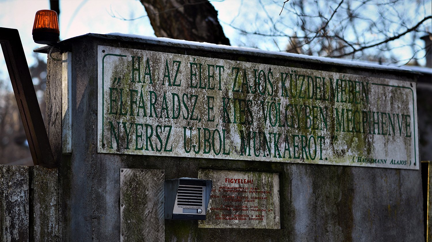 Az üdülő bejáratánál olvasható Hauszmann-idézet