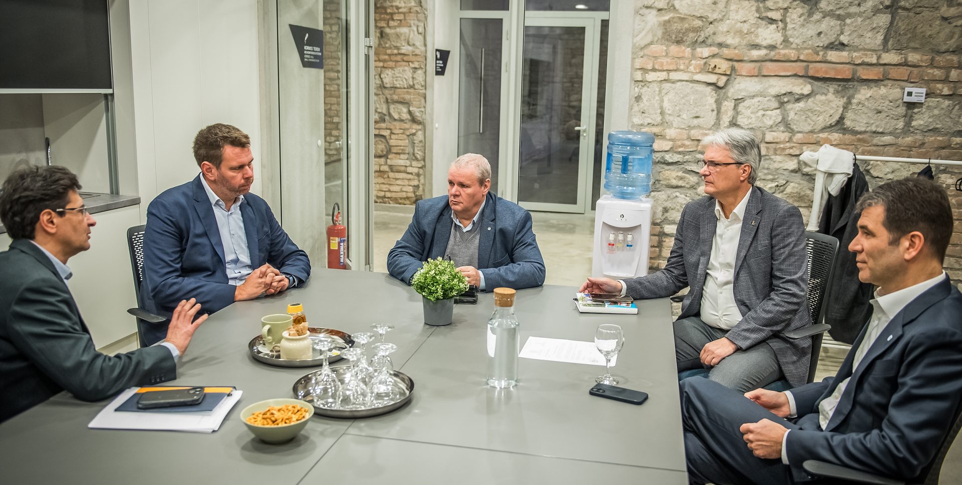 A HÉV-felújításhoz szükséges közlekedési fejlesztésekről kért államtitkári egyeztetést a Szentendrei járás három polgármestere
