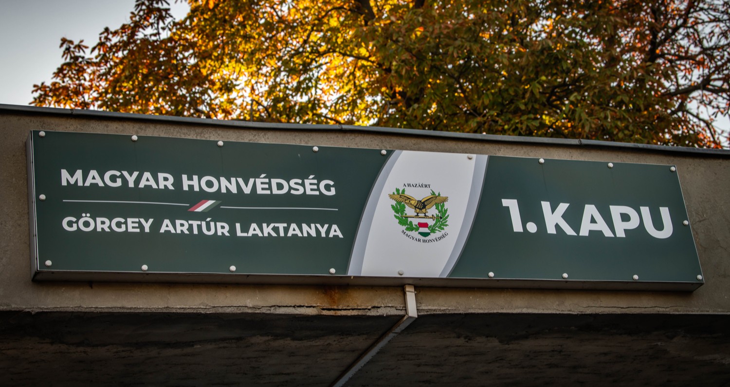 Több parkolóhely a laktanyában, zajcsökkentés a lőtéren, együttműködés az árvízvédelemben